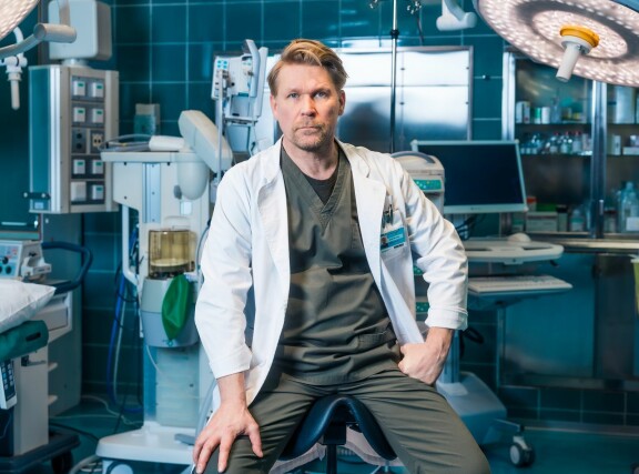 Ilmari Nortamo (Matti Ristinen) ihastuu Laura Malmivaaran näyttelemään Veeraan.