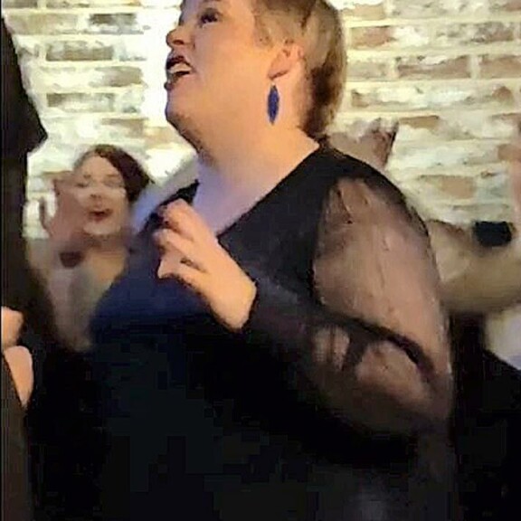 Ministeri Annika Saarikon villi bileilta: Tanssi ripaskaa ja hoilasi – video Annika Saarikko