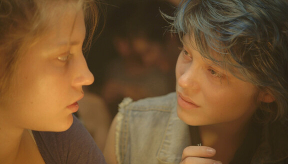 Adèle Exarchopoulos ja Léa Seydoux elokuvassa Adelen elämä.