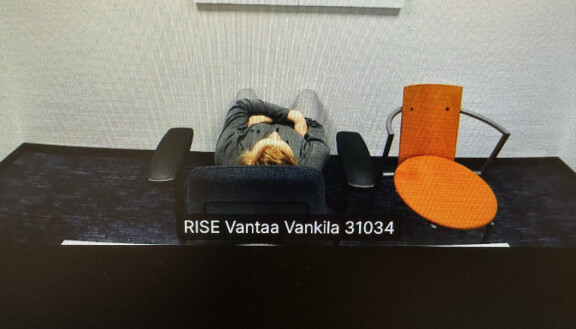 Jääkiekkoilija kuvattuna lähestymiskieltoasian käsittelyn yhteydessä. Kuvaamisen ajan mies makasi hämmentävässä asennossa tuolinsa päällä. Hän ei halunnut näyttää kasvojaan kuvaajille.