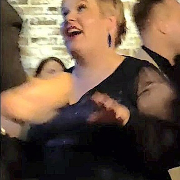 Ministeri Annika Saarikon villi bileilta: Tanssi ripaskaa ja hoilasi – video Annika Saarikko