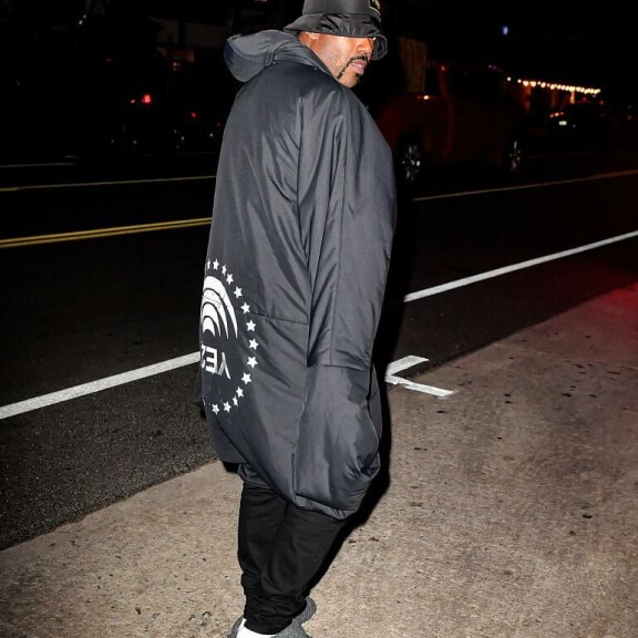 Ray J:n takin selkämystä koristi 'YE24'-teksti. Ray J