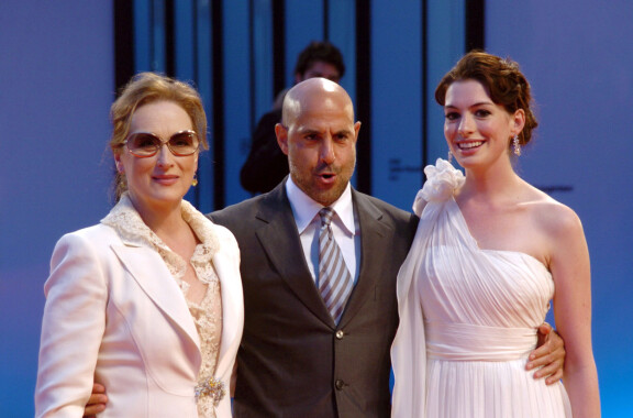Stanley Tucci ilmoitti jo viime vuonna lähtevänsä mukaan Paholainen pukeutuu Pradaan -kakkososaan, jos sellainen koskaan päätetään tehdä. Anna Hathaway (kuvassa oikealla) oli epävarmempi osallistumisestaan jatko-osaan.