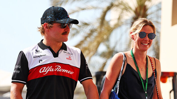 Mitkä rusketusrajat! Valtteri Bottas ja Tiffany-rakas siemailivat kuohuvaa jahdilla - paparazzikuvat Sardiniasta!