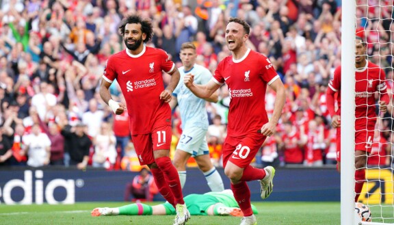 Diogo Jota (oik) ja Mohamed Salah muodostivat Liverpoolissa pelätyn hyökkäyskolmikon yhdessä kuvasta puuttuvan Luis Díazin kanssa.