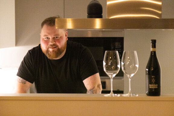 Akseli on tunnettu avoimuudestaan ja hyväntuulisuudestaan.
