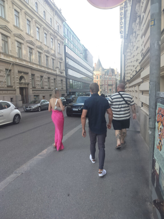 Akseli käveli seuralaistensa kanssa Helsingin illassa.