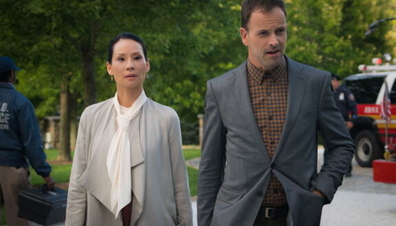 Holmes NYC -sarjan jälkeen Lucy Liu on nähty elokuvassa Shazam: Fury of Gods (2022) ja Jonny Lee Miller hovidraamassa The Crown, jossa hän esitti John Majoria, Britannian entistä pääministeriä.
