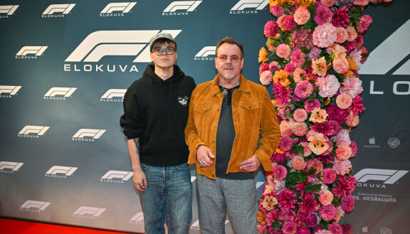 Nipa Neumann Miska-poikansa kanssa F1-elokuvan kutsuvierasnäytöksessä kesäkuussa.