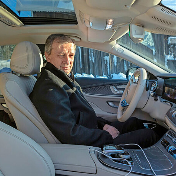 Hjallis esitteli Seiskalle toissa talvena yli 100 000 euroa maksaneen Mercedes-Benz CLS 450 4Matic -kulkupelinsä. hjallis