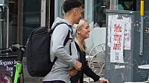 Vihreiden puheenjohtaja Sofia Virta viihtyi parimetrisen koripallokomistuksen seurassa – paparazzikuvat!