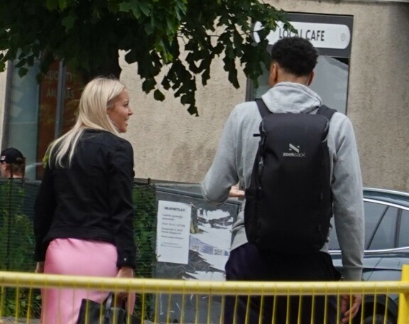 Pitkänhuiskea Shawn nauratti Sofiaa jutuillaan.