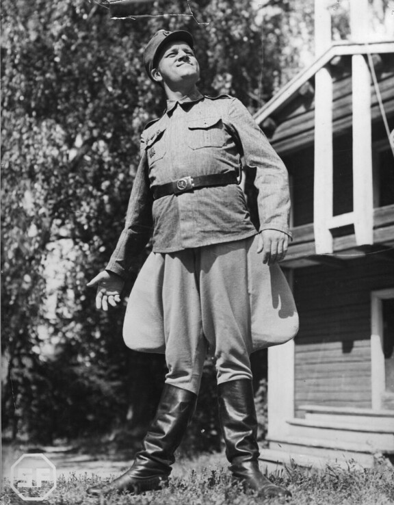 Serenaadi sotatorvella on Toivo Särkän ohjaama sotilasfarssi, jota Kaarlo Angerkoski tähditti.