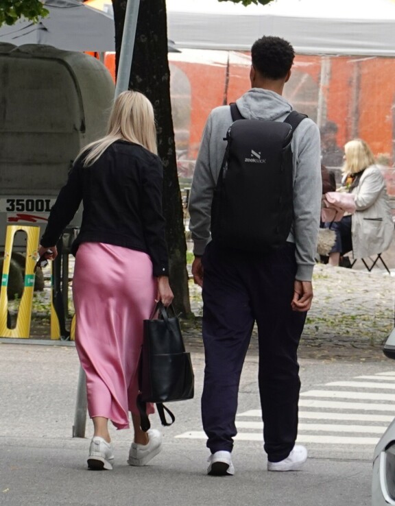 Pinkki väri piristi katukuvaa.
