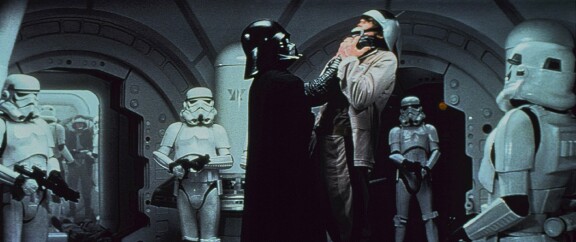 Darth Vaderilla on paha tapa kuristaa ihmisiä. Yleensä hän kuitenkin käyttää aktiviteetin toteuttamiseen Voimaa.