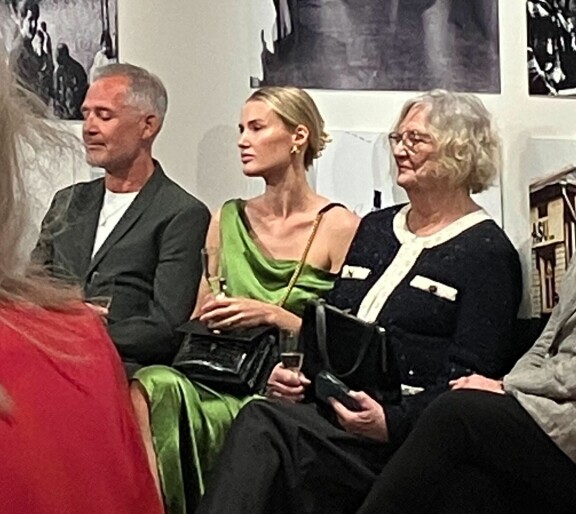Marko, Beata ja Beatan isoäiti nauttivat klassiesta oopperamusiikista hienosti kuohuvat käsissään.