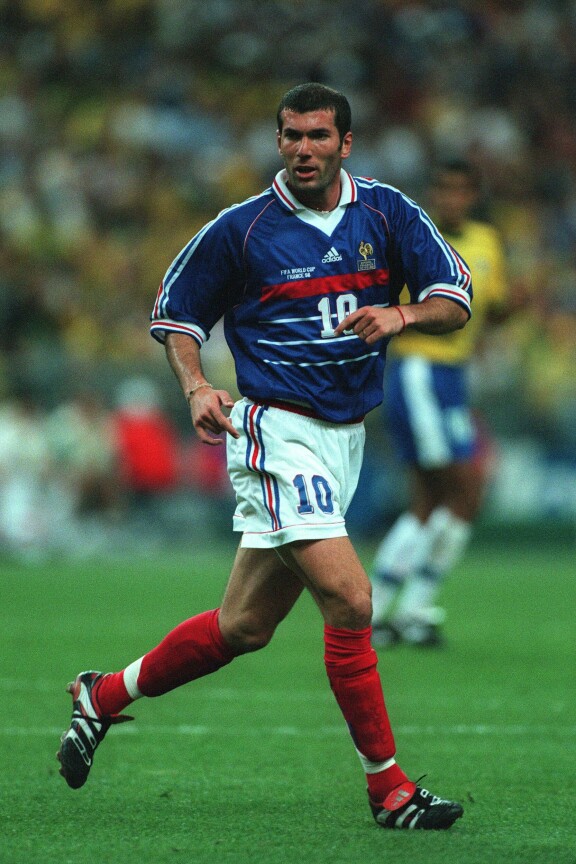 Zinedine Zidane johdatti Ranskan jalkapallomaajoukkueen sen ensimmäiseen maailmanmestaruuteen kotikisoissa vuonna 1998.