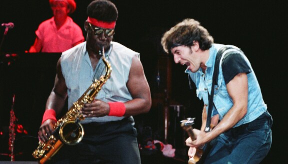 Born in the U.S.A. -albumista tuli aikanaan jättimenestys ja nosti Bruce Springsteenin suurten joukkoon. Kuva vuodelta 1984 ja vieressä saksofonia soittava, nyt jo edesmennyt Clarence Clemons.