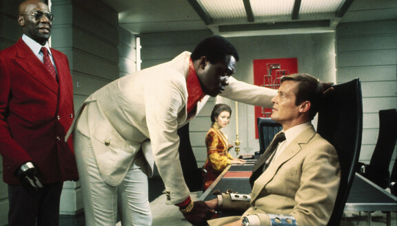 Elokuvan konna, tohtori Kananga (Yaphet Kotto) sai nimensä krokotiilitilan omistajan, Ross Kanangan mukaan.