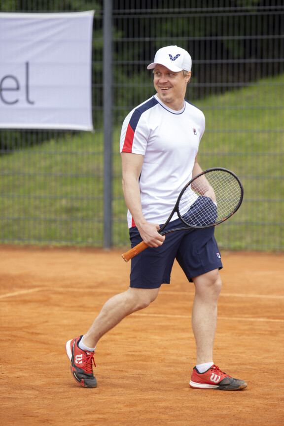 Miklu pelaili tennistä iloisella mielellä hieman tuulisesta säästä huolimatta.