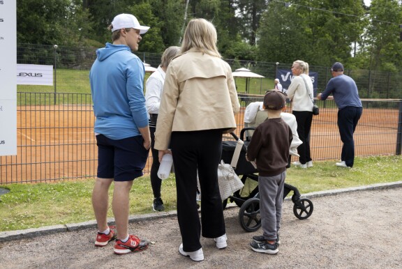 Pelitauolla Miklu kävi moikkaamassa perhettään. Kiekkoilija paljasti tapahtumassa iloisen perheuutisen: hänen kuopuksensa on syntynyt.