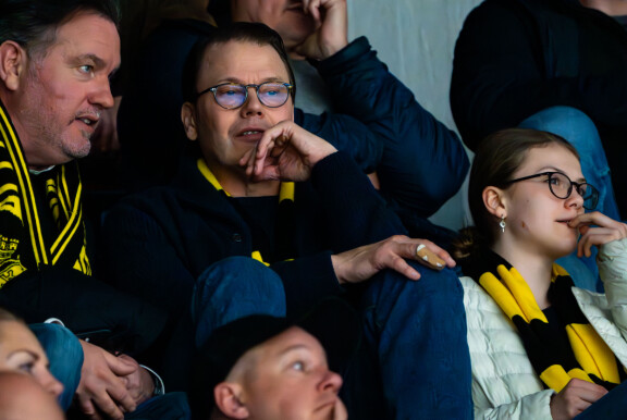 Chris, Daniel ja Estelle seurasivat pallopeliä silmä kovana VIP-katsomossa.