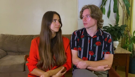 Olga avautuu jakson aikana ystävälleen, että hän voisi muuttaa takasin kotimaahansa lastensa kanssa, jos New Yorkissa eläminen osoittautuu liian hankalaksi eron jälkeen.