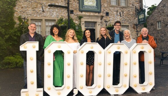 Joukko Emmerdalen tähtiä kokoontui yhteiskuvaan 10 000. jakson kunniaksi. Kuvassa vasemmalta oikealle Tony Audenshaw (Bob), Martelle Edinborough (Suzy), Daisy Campbell (Amelia), Rebecca Sarker (Manpreet), Natalie Anne Jamieson (Amy), Mark Charnock (Marlon), Louise Jameson (Mary) ja Chris Chittell (Eric).
