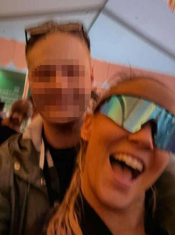 20-vuotias nuorukainen häkeltyi Sofian riehakkaasta olemuksesta ja huomiosta, jonka hän puoluepomolta sai.