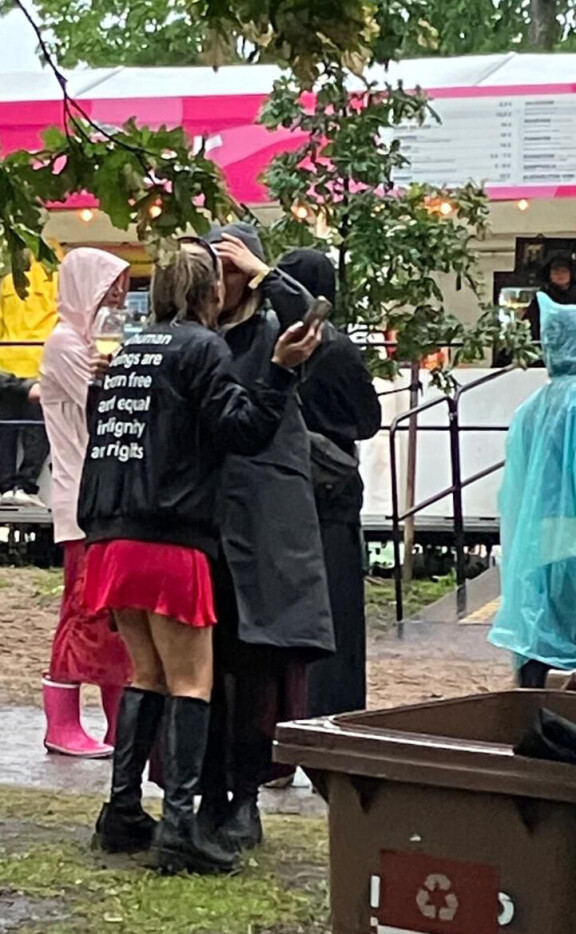 Sofia juoksenteli ympäri vip-aluetta niin, ettei hänen avustaja-ystävänsä ollut pysyä perässä.