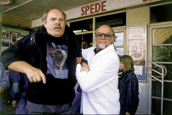 Ere ja Spede kuvattuna vuonna 1992 Uuno Turhapuro Suomen Tasavallan Herra Presidentti - elokuvan ensi-illassa Helsingissä.