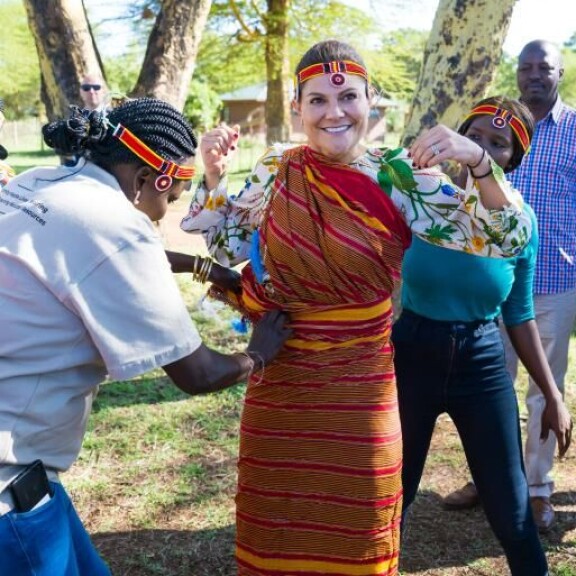 Prinsessa Victoria tapasi paikallisia. Victoria