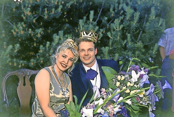Kuvassa 29-vuotias Jari ja 26-vuotias Marita vasta kruunattuina tangokuninkaallisina vuonna 1995.