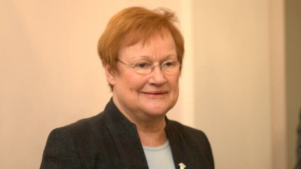 Lonkkaleikkauksesta toipuva Tarja Halonen: ”En ole päässyt pinnaamaan liikunnasta” Tarja Halonen