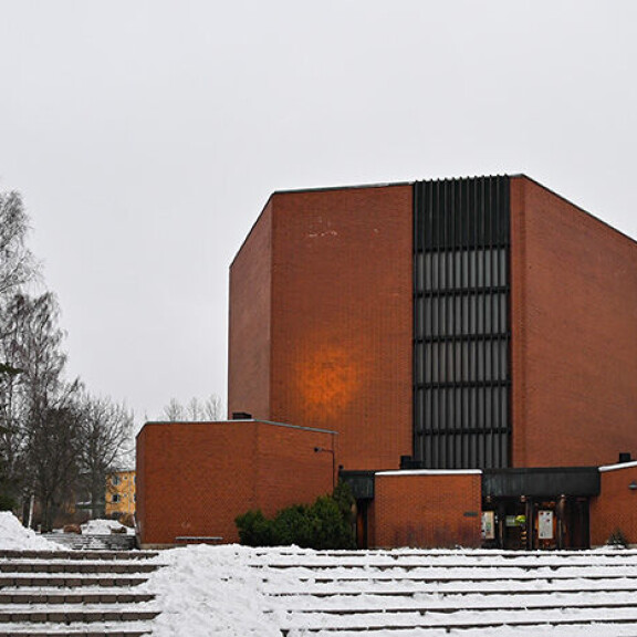 Roihuvuoren kirkko kunnioitti Ninon viimeistä matkaa suruliputuksella. Nino Hermas