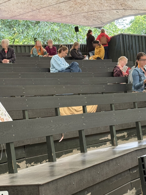 Roopella oli myös hetki omaa aikaa puhelimensa kanssa.