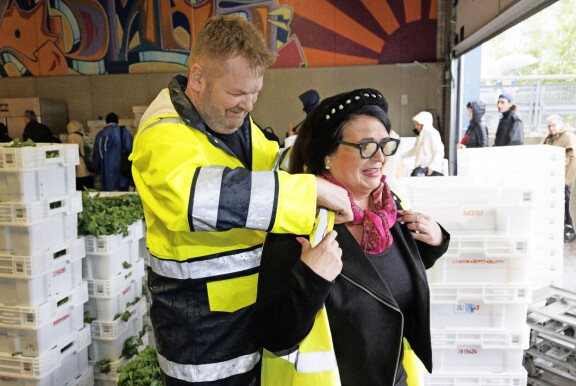 Snackyn Jukka Nieminen auttoi Meijulle työliivin päälle.