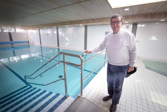 Paavo esitteli Pohjanrannan uima-allasta Seiskalle vuonna 2022.