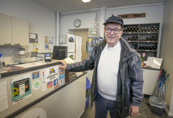 Tilan pelloille on istutettu 12 000 mustaherukka- ja 3000 viherherukkapensasta, joiden sadosta viiniä valmistetaan.