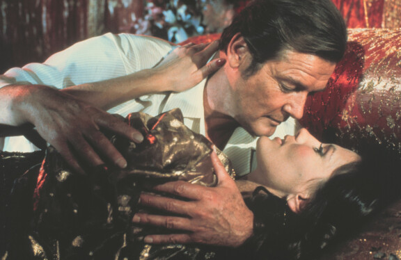 Roger Moore ja Maud Adams elokuvassa Octopussy – mustekala.