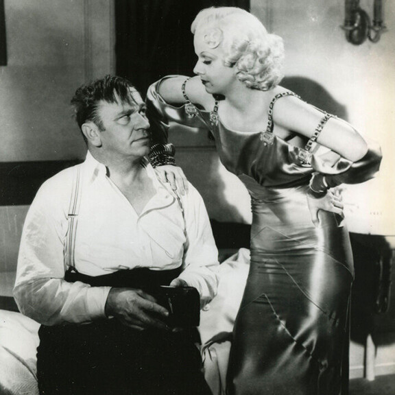 Tässä Jean elokuvassa Päivälliset klo 8 (1933) yhdessä Wallace Beeryn kanssa. Jean Harlow
