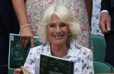 Kuningatar Camilla taisi olla niin raskasta seuraa, että supertähti nukahti – hulvaton kuva!