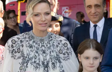 Kuin kaksi kukkaa! Ruhtinatar Charlene ja tytär ihastuttavat kesäleningeissään