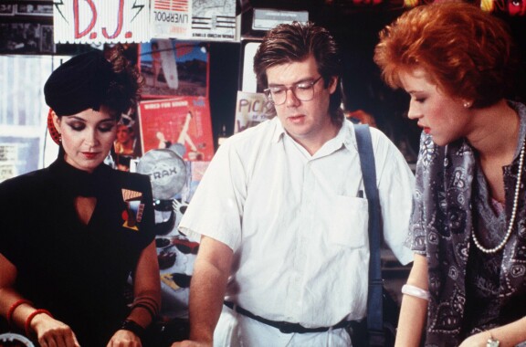 Käsikirjoittaja-ohjaaja John Hughes Breakfast Clubin kuvauksissa näyttelijöiden Ally Sheedyn ja Molly Ringwaldin kanssa.