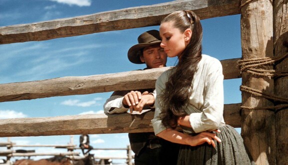 Burt Lancaster ja Audrey Hepburn elokuvassa Leppymättömät.