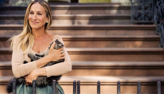 Carrie on kolmoskaudella hetken aikaa leppoisa kissatäti.