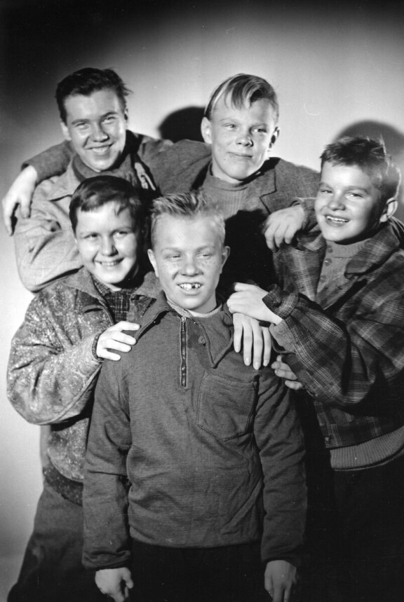 Elokuvan Raksilan poikia näyttelivät Vesa-Matin (kuvassa takana keskellä) lisäksi Pentti Tarkiainen, Uti Saurio, Hannu Vironmäki ja Markku Söderström.