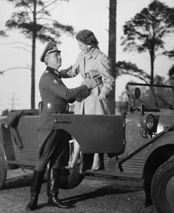 Kauko Helovirran ja Liisa Nevalaisen (kuvassa) lisäksi elokuvassa näyttelivät muun muassa Tapio Hämäläinen, Liisa Roine ja Pentti Saares.