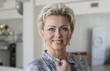 Vau! Helena Ahti-Hallberg, 57, upeissa bikinikuvissa