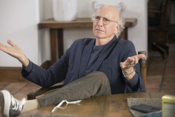 Jäitä hattuun-sarjassa Larry David esitti itseensä perustuvaa hahmoa. Sarjan ensimmäinen jakso nähtiin vuonna 2000.